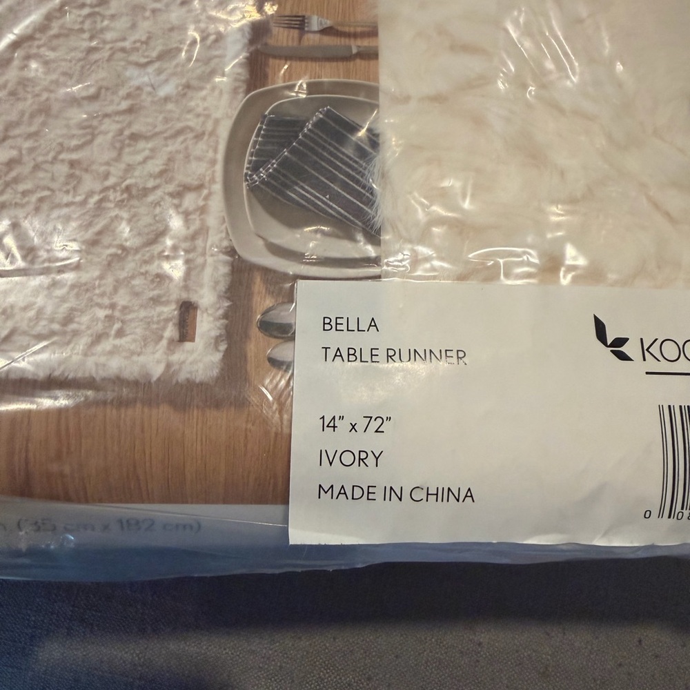 Ugg Koolaburra Bella Ivory Table Runner Super Plush 14x72 NEW - Picture 4 of 4
